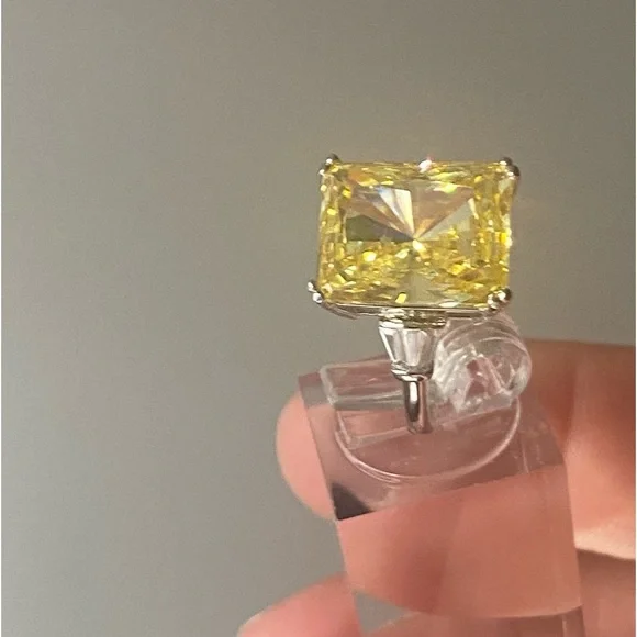 CANARY YELLOW 10 CARAT EMERALD CUT SIMULATED STONE SET IN STERLING SILVER - Picture 3 of 7